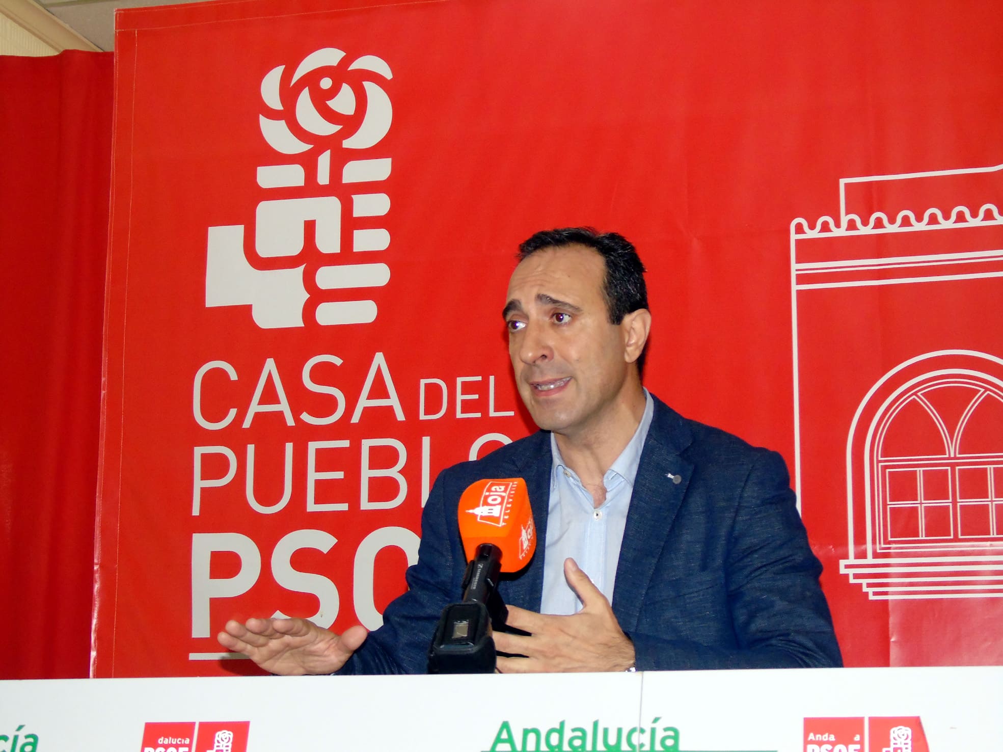 El Portavoz Del Grupo Socialista, Gonzalo Vázquez, Durante La Rueda De Prensa.