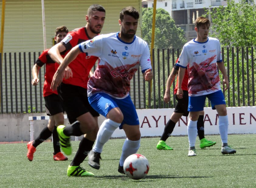 Alberto Se Lleva El Balón Ante Un Contrario Durante El Partido. Foto: Marce Castillo.