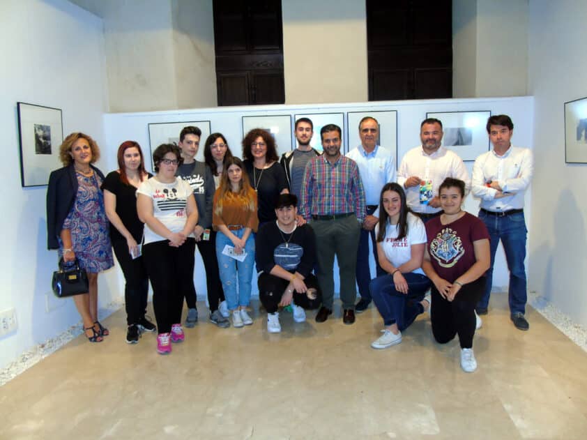 Autoridades, Profesorado Y Alumnos, En La Inauguración De La Exposición. Foto: Calma