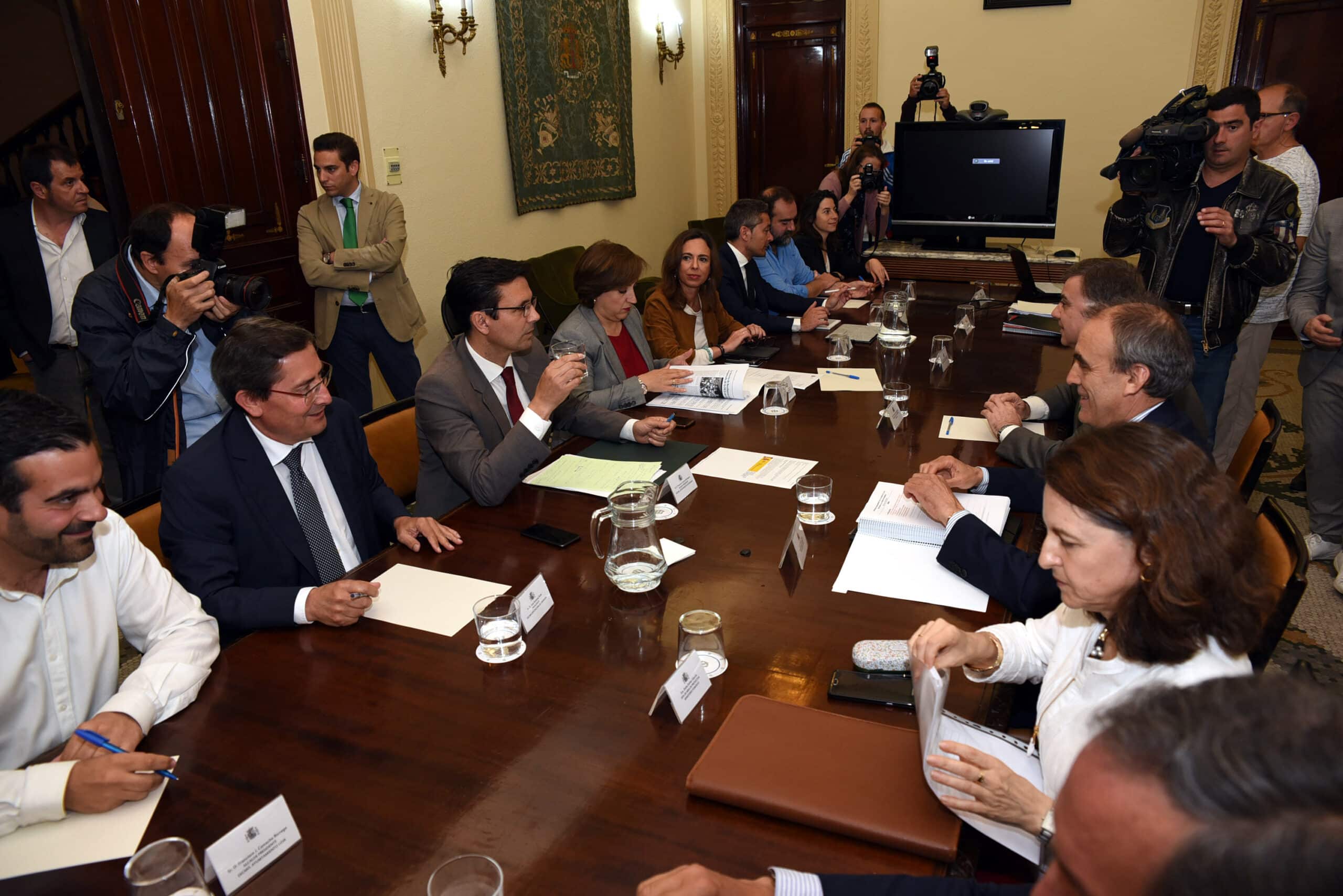 Momento De La Reunión De La Comisión De Seguimiento Del Ave, En La Que Estuvo Presente El Alcalde Ca