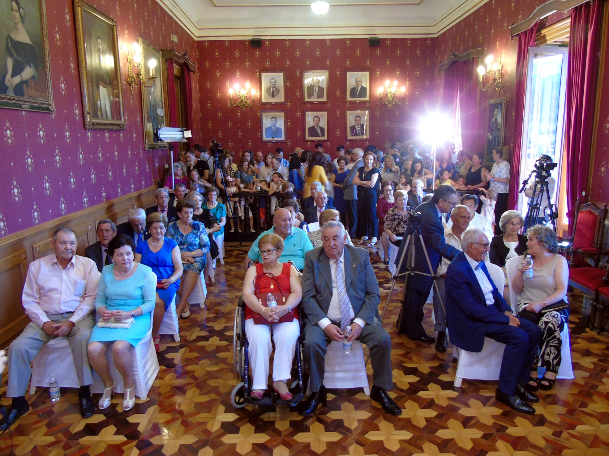 Las Parejas Que Han Participado Del Evento, En El Salón De Plenos. Foto: Calma