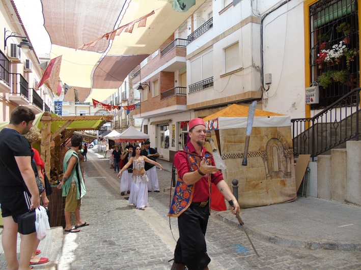 Grupo De Música, Danza Y Malabares Con Puñales Pasando Por El Mercadillo Medieval. Foto: J.mªj.