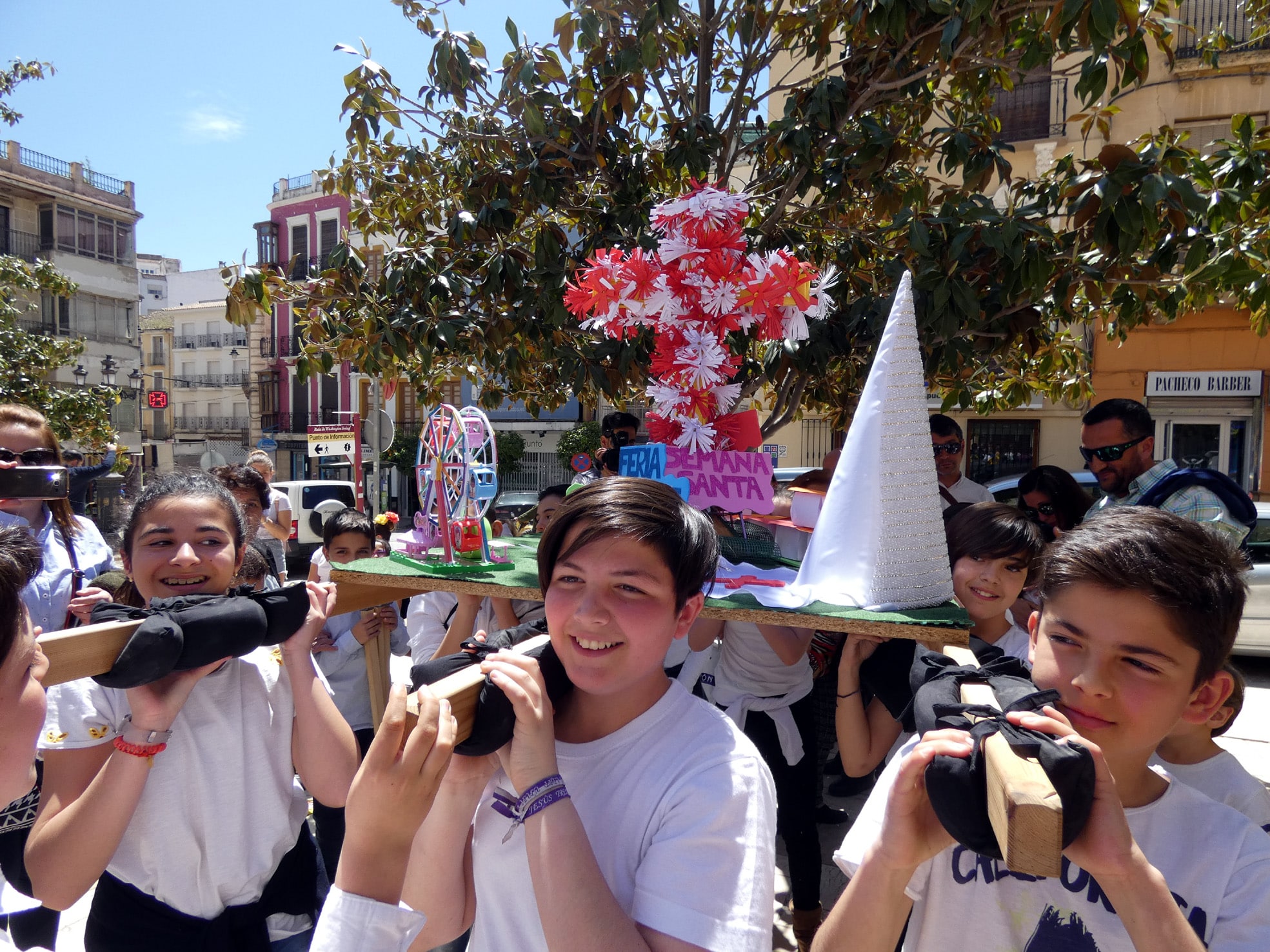 Cruz Ganadora, Integrada Por Alumnos De 6º A Del Caminillo. Foto: Paco Castillo.