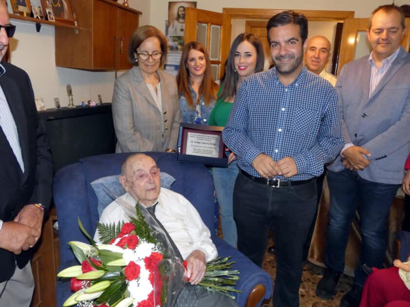 Felipe García Recibió Una Placa Y Un Ramo De Flores Por Su Centenario. Foto: P. Castillo.