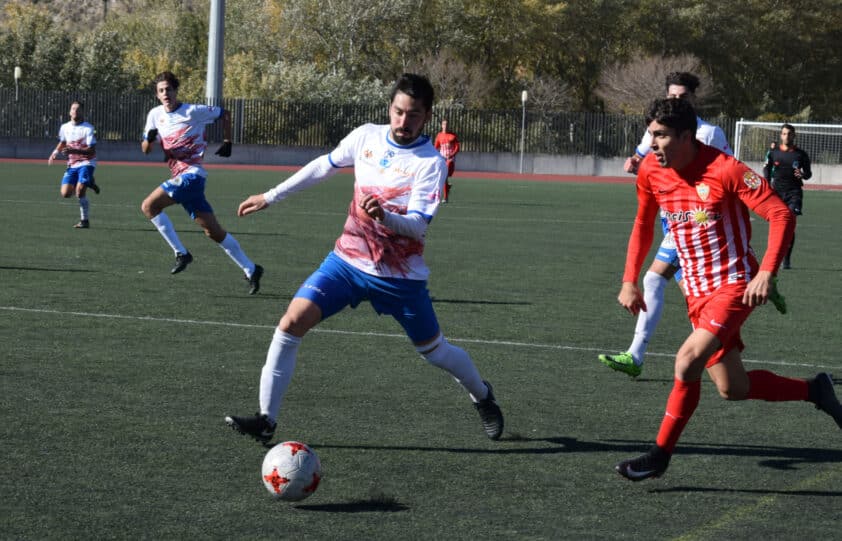 Seco Pugna Por El Balón Con Un Jugador Del Almería B En El Partido De La Primera Vuelta