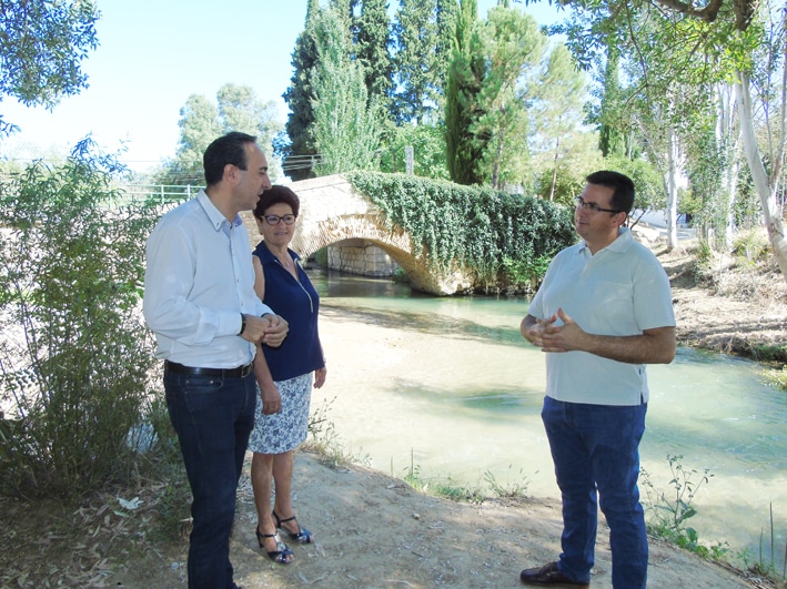 Gonzalo Vázquez, Agustina Lechado Y José Padilla Ante El Río Frío.