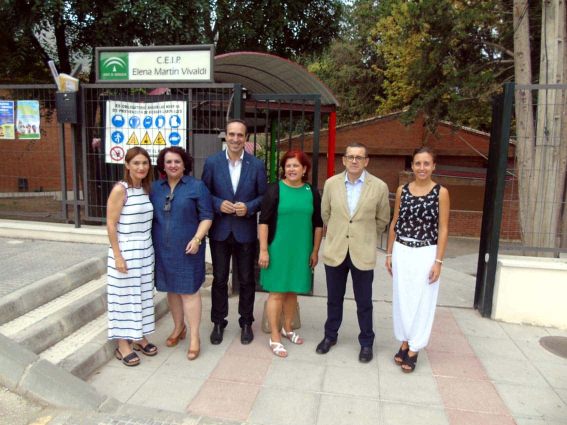 Gonzalo Vázquez Junto Con Los Parlamentarios Andaluces En Las Puertas Del Centro Educativo Foto: M