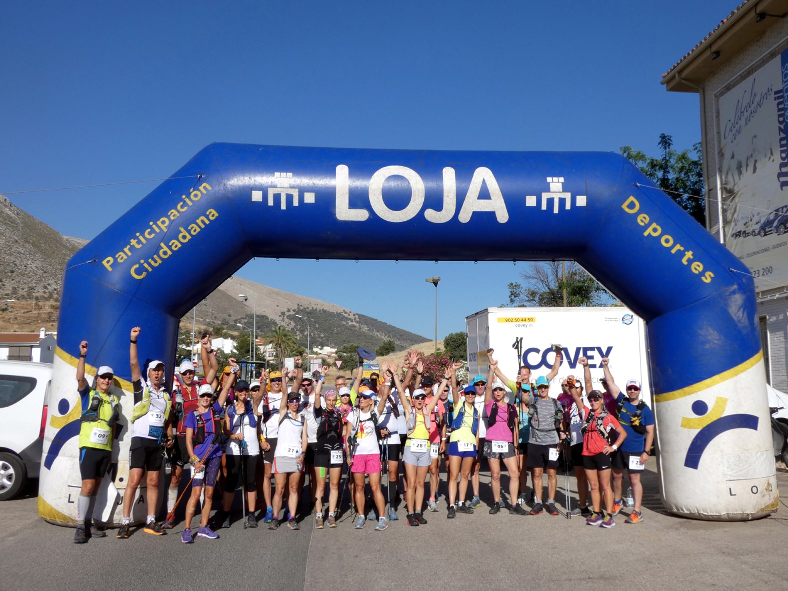 Los Participantes Posan Antes De Tomar La Salida En Loja. Foto: Paco Castillo.