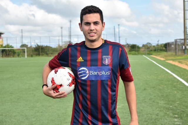 Ayrton Páez, El Nuevo Jugador Del Loja, Con La Camiseta Del Monagas Venezolano.