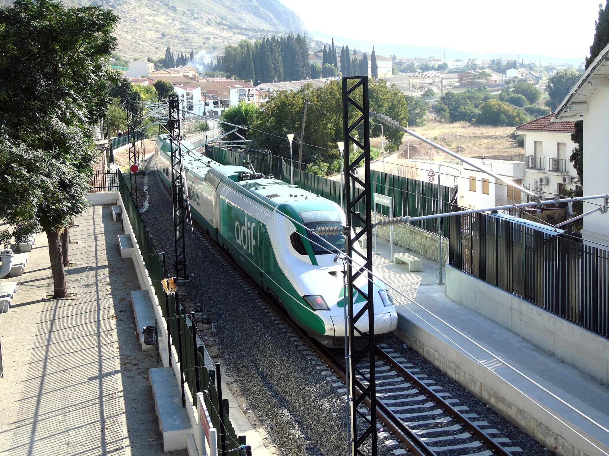 El Tren De Alta Velocidad De Adif Este Miércoles A Su Paso Por La Estación De San Francisco