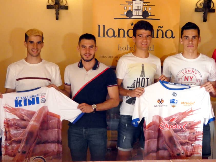 Los Cuatro Jugadores Presentados Esta Semana Posan Con La Camiseta Del Loja