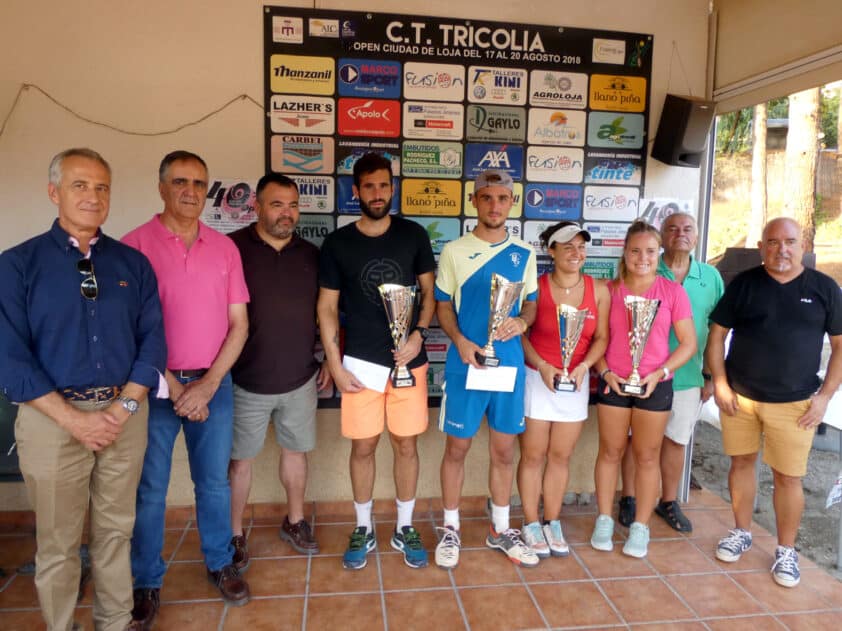 Finalistas, Organizadores Y Autoridades Durante La Clausura Del Torneo. Foto: P. Castillo