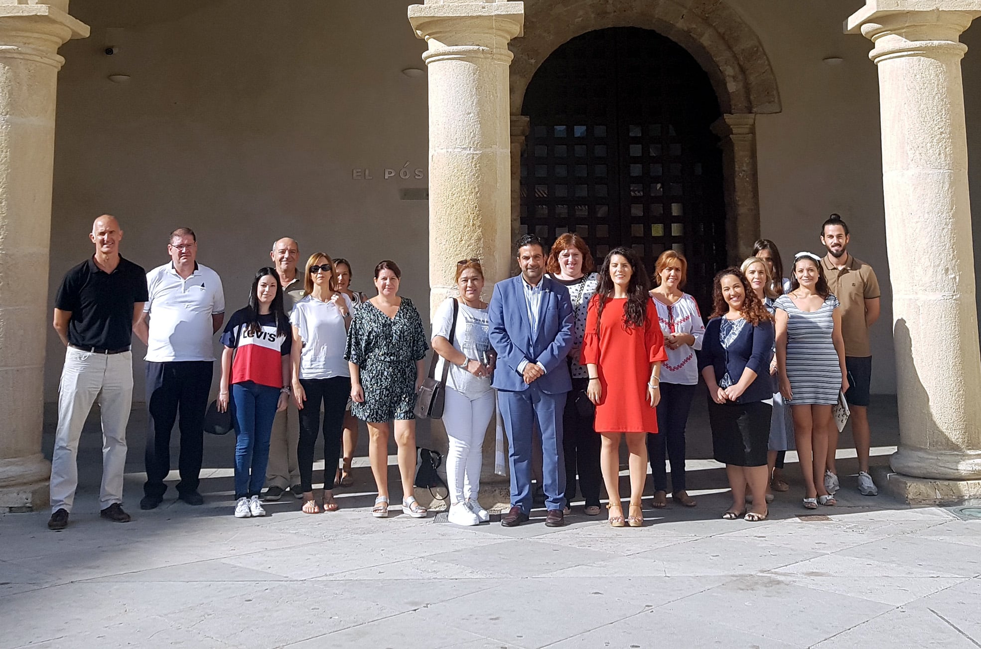 Los Alumnos Participantes En La Formación Junto Al Alcalde Y La Concejala De Desarrollo.