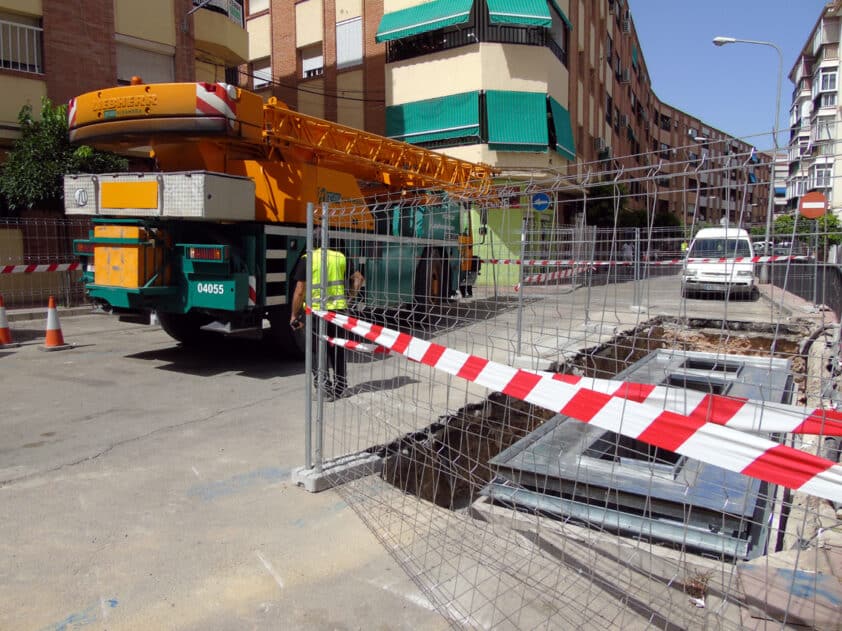 Isleta De Contenedores Que Se Está Instalando En La Urbanización Pline. M. Ramos.