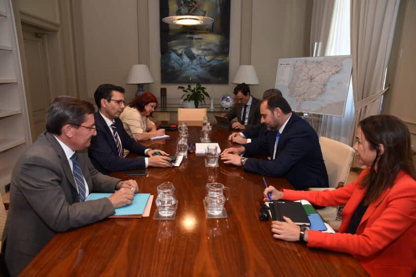 Cuenca Y Entrena, A La Izquierda, Frente Al Ministro Ábalos En La Reunión.