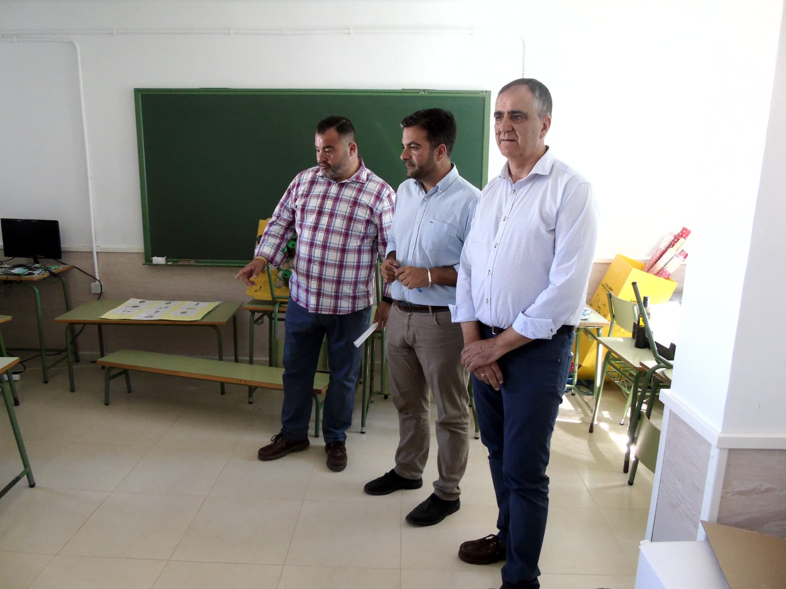 El Alcalde Y Los Concejales De Mantenimiento Y Educación, Durante La Visita. Foto: M. R.