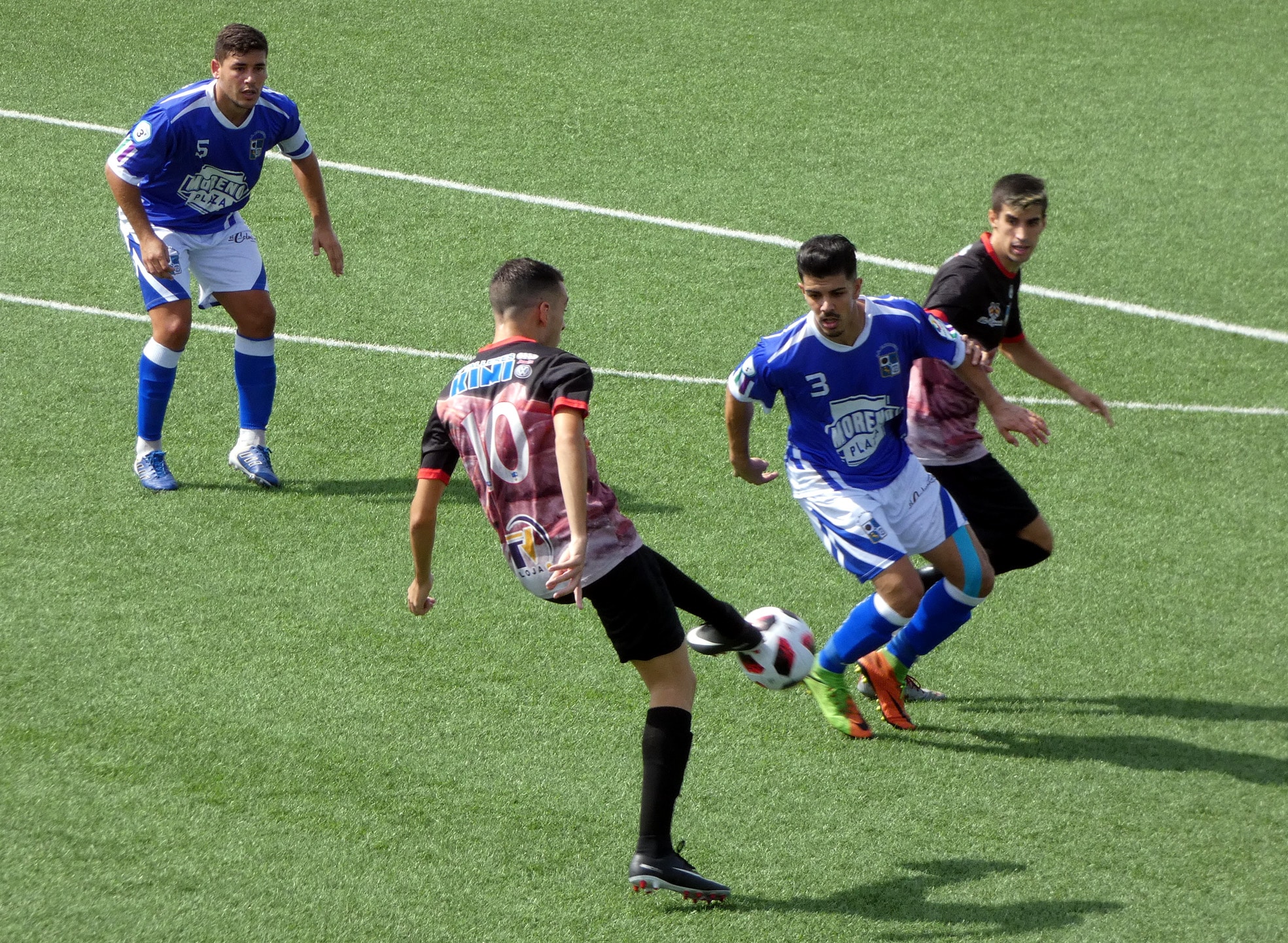 Sergio García Intenta Meter El Balón Durante El Partido De Esta Mañana. Foto: P. Castillo