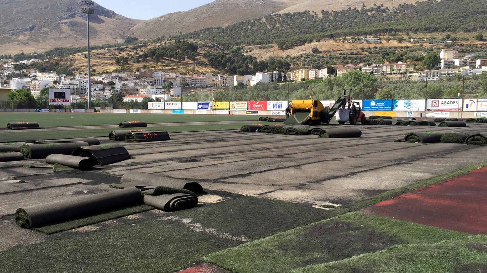 Trabajos Esta Misma Mañana De Retirada Del Viejo Césped Del Medina Lauxa