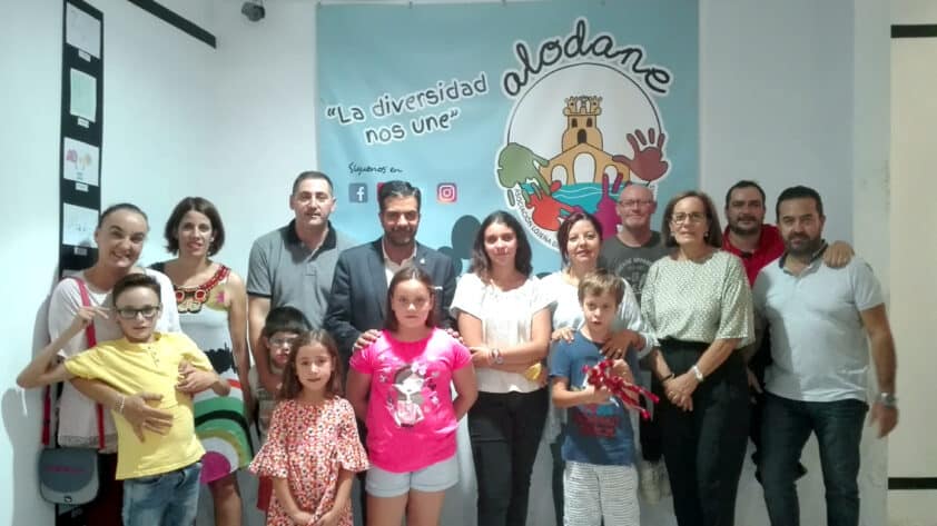 Miembros De Alodane Junto A La Autora Del Logo, El Alcalde Y Los Ediles De Bienestar Social Y Juvent