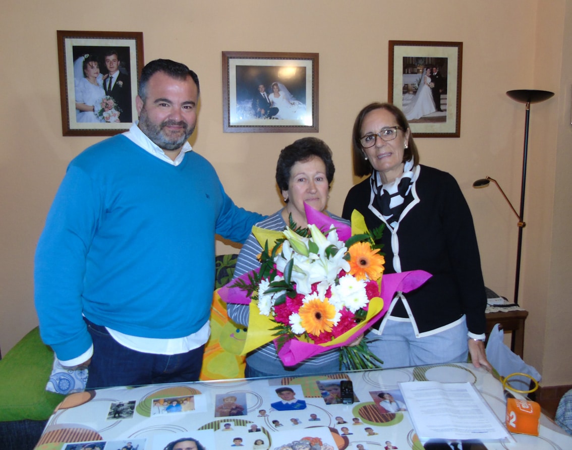 Los Concejales Le Entregan Un Ramo De Flores A Gabriela. Foto: Calma