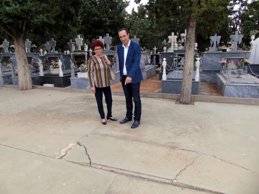 Lechado Y Vázquez, Durante Su Visita Al Cementerio Municipal. Foto: Calma
