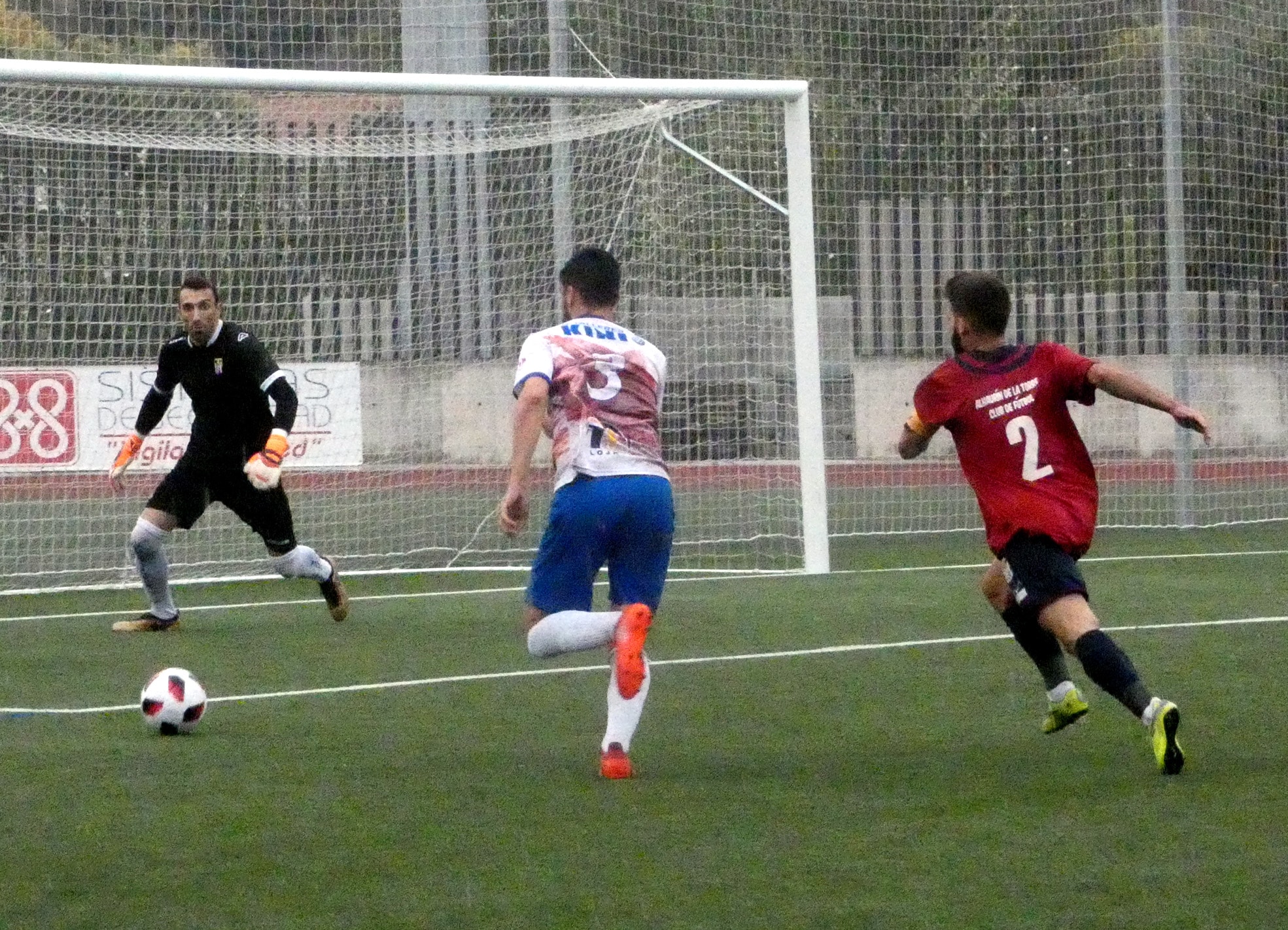 Seco Avanza Con El Balón Ante El Portero Del Alhaurín. Foto: Miguel JÁimez.