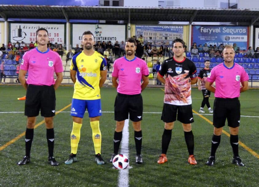 Los Capitanes De Huétor Tájar Y Lolo Junto Al Trío Arbitral Antes Del Inicio Del Partido