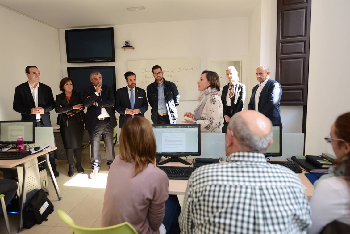 Un Momento De La Visita Del Consejero Al Taller De Empleo De Loja. Foto: El Corto