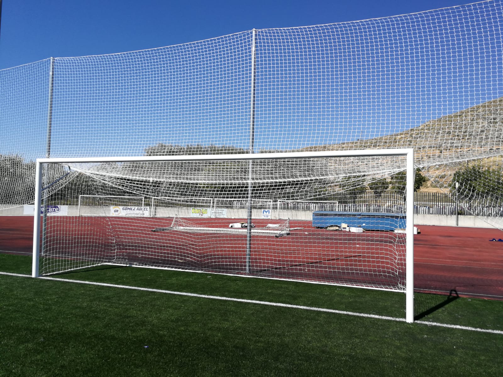 Ya Se Han Colocado Las Nuevas Porterías De Fútbol, Así Como La Red Para Recoger Los Balones.