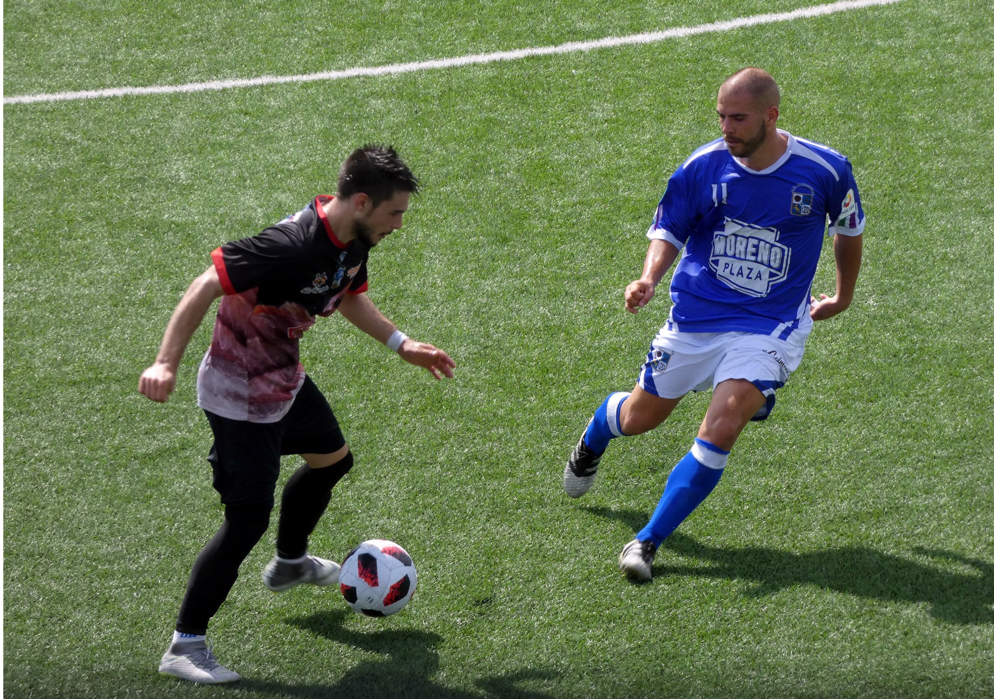 Funes Conduce El Balón En El Partido Disputado En El Campo Del Alhaurino.