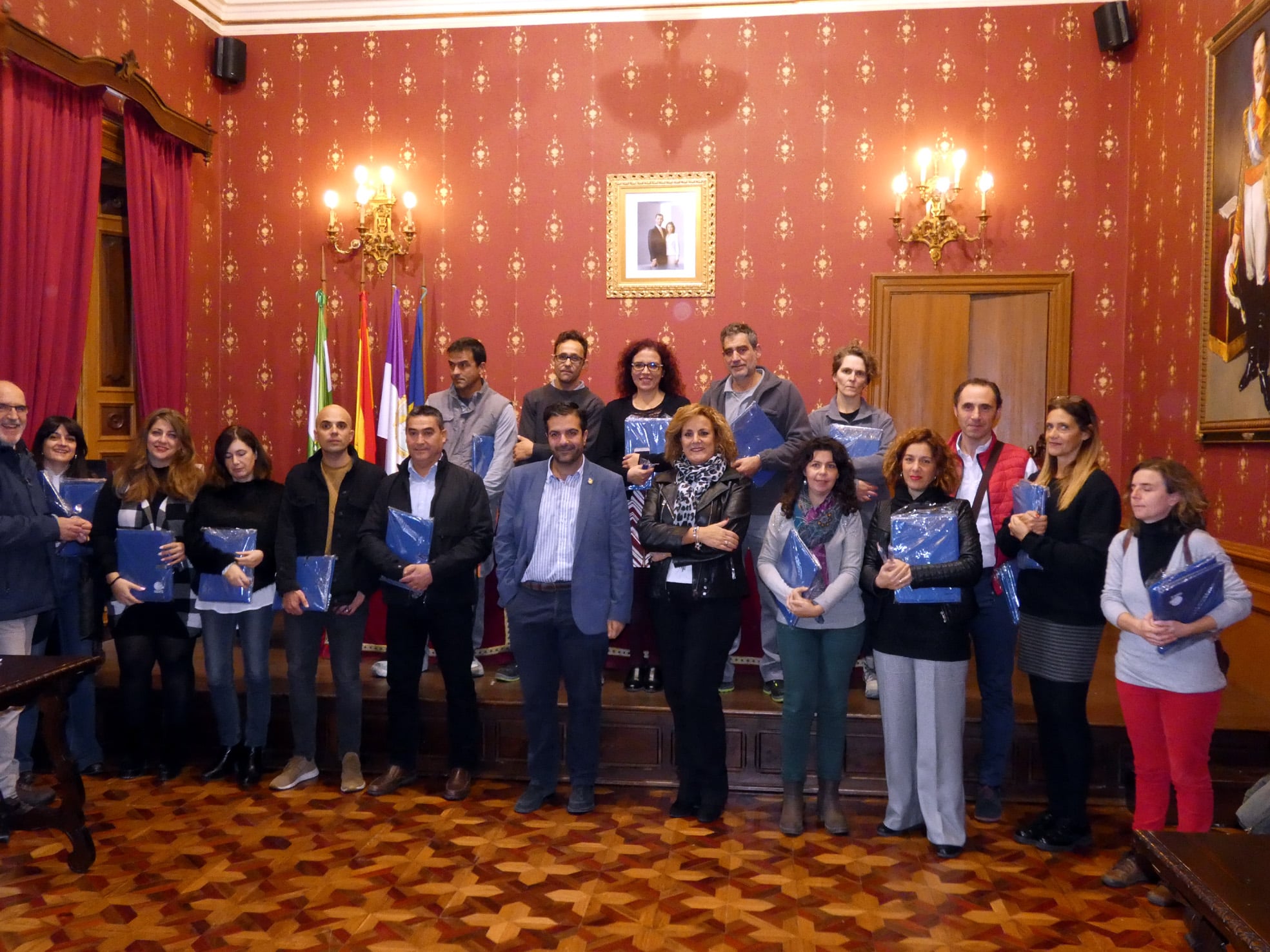 Algunos De Los Trabajadores Participantes Tras Recoger El Material De Los Cursos. Foto: P.c.