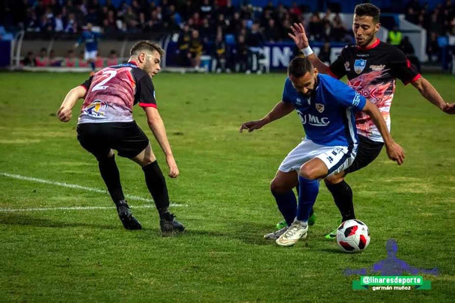 Chico Y Marcos Pugnan Con Un Jugador Linarense. Foto: GermÁn MuÑoz (linares Deporte)