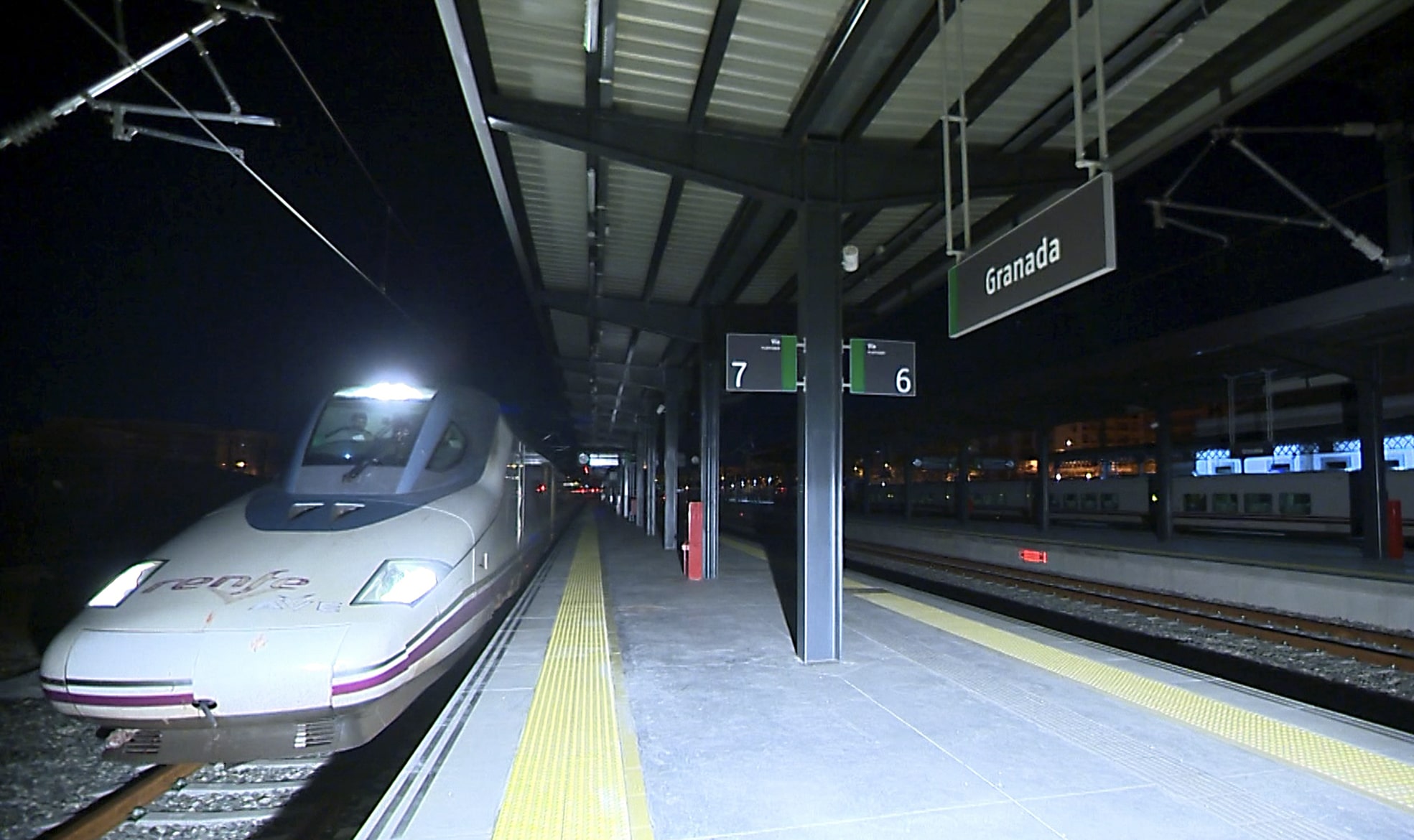 Un Tren En El Andén De La Estación, En Granada