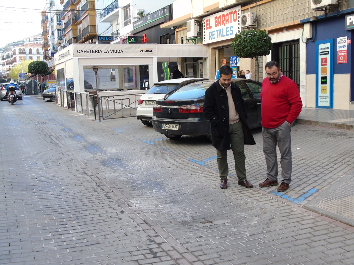 Alcalde Y Concejal, En Uno De Los Baches De La Avenida De Los Ángeles. Foto: Calma