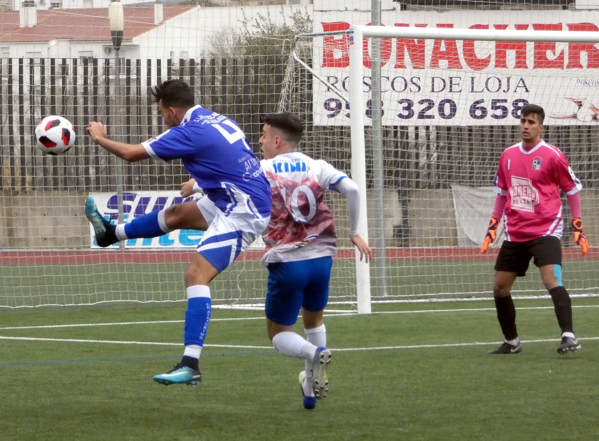 El Visitante Álex Rodríguez Despeja Ante Sergio García. Foto: Miguel JÁimez