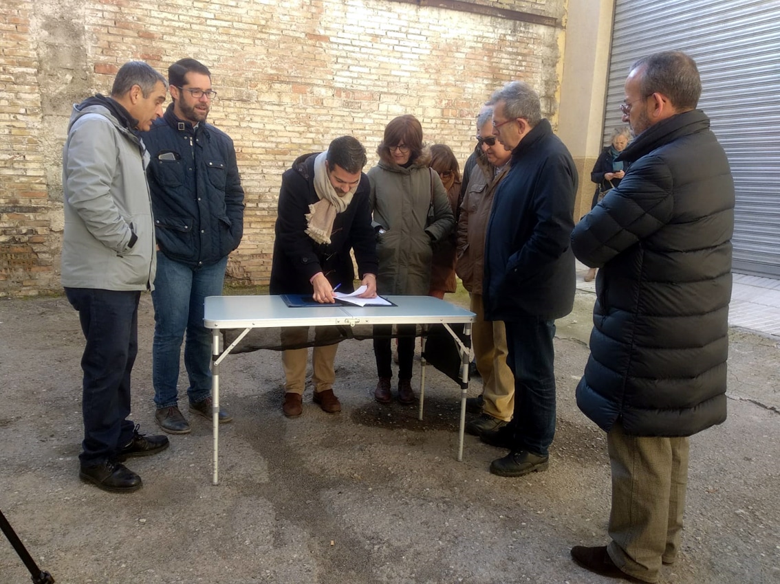 El Alcalde, Junto A Los Propietarios, Firman La Compra De La Nave. Foto: A. M.