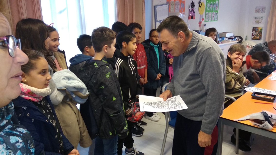 Alumnos Del Colegio Victoria Con Los Usuarios De La Residencia.