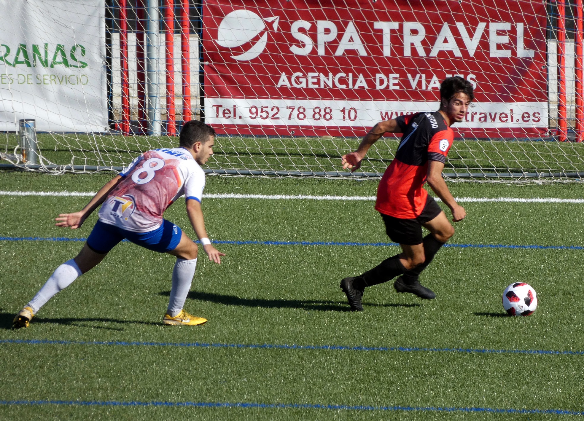 Juli Intenta Marcharse Del Jugador Del Loja Ayrton Páez. Foto: Paco Castillo.