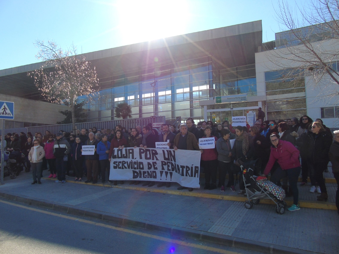 Concentración Ciudadana, A Las Puertas Del Centro De Salud De Loja. Foto: Calma