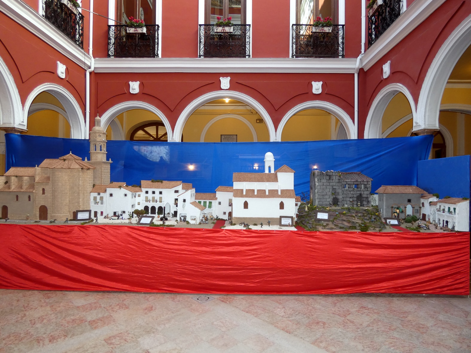 El Patio Del Ayuntamiento Recoge El Espectacular Belén Navideño. Foto: Paco Castillo