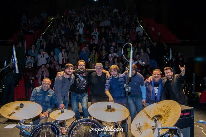 El Grupo Lojeño Junto Al Resto De Artistas Que Participaron En El Concierto. Foto: Miraquetediga.es