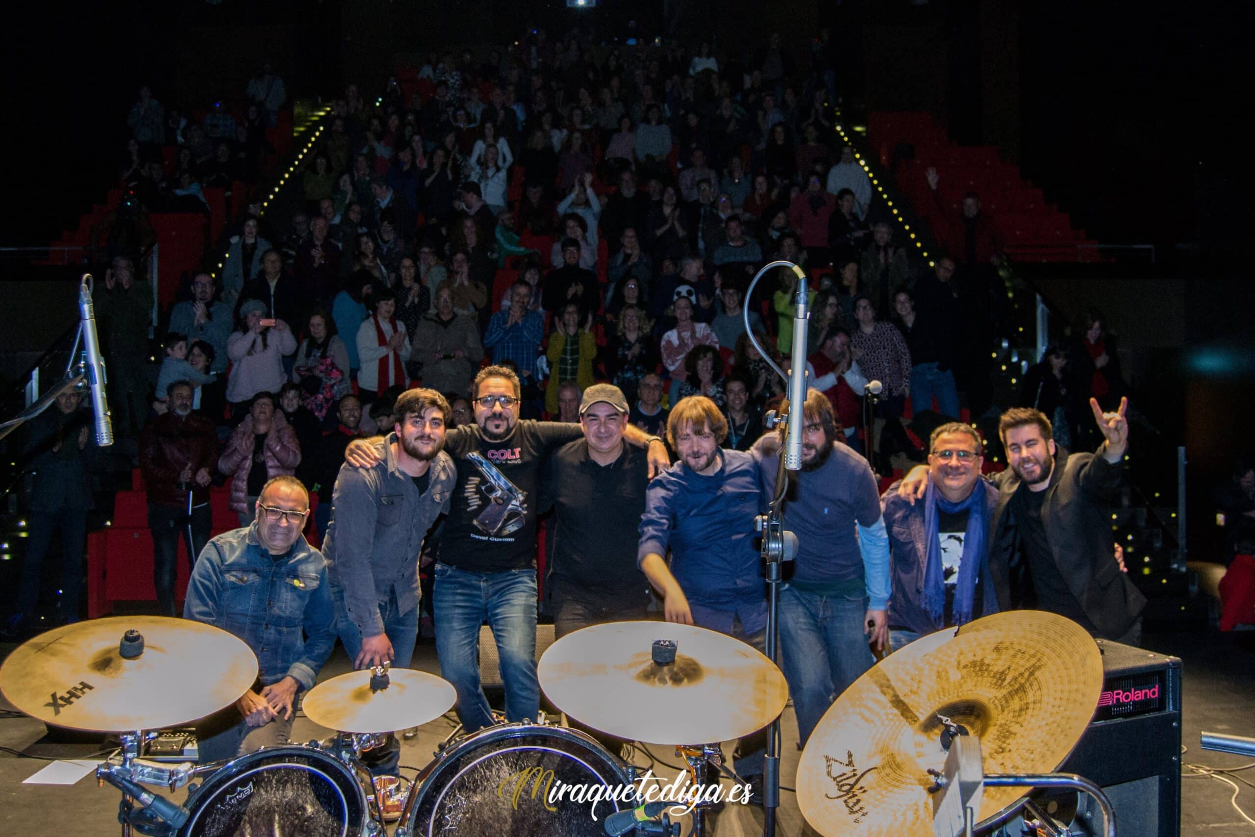 El Grupo Lojeño Junto Al Resto De Artistas Que Participaron En El Concierto. Foto: Miraquetediga.es