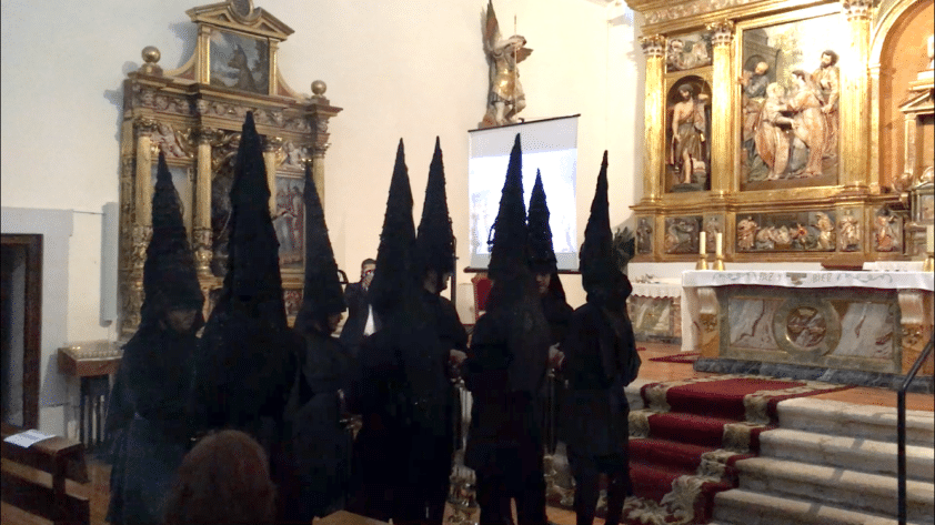 Los Incensarios Ante El Altar De La Iglesia Del Monasterio. Foto: A. Matas