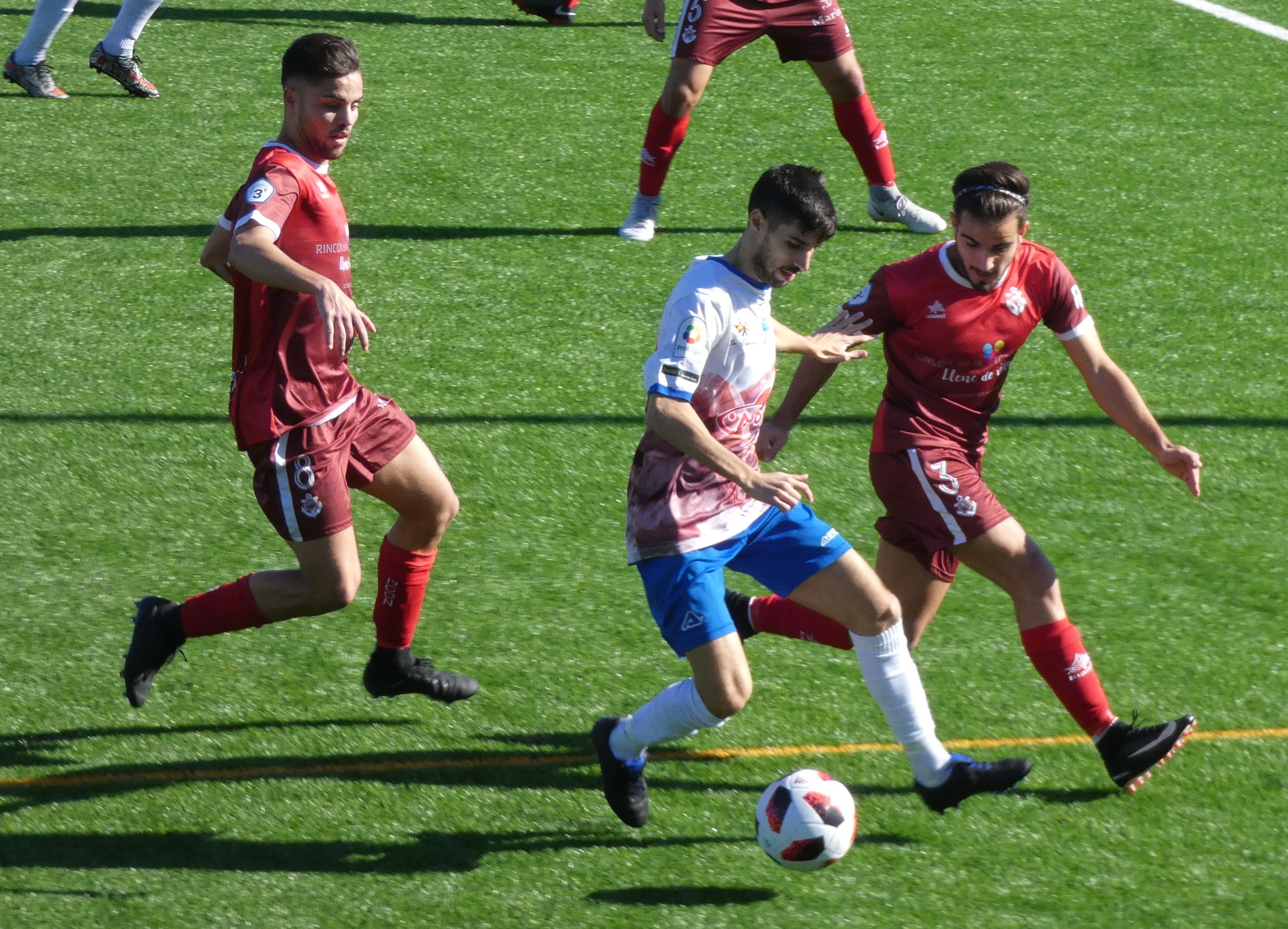 Peso Controla El Balón En El Partido Disputado Por El Loja En El Campo Del Rincón.