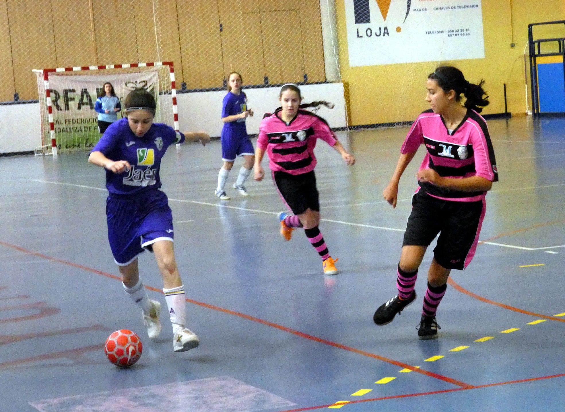 Una Acción Del Partido Entre Málaga Y Jaén, Disputado En Loja. Foto: Paco Castillo.