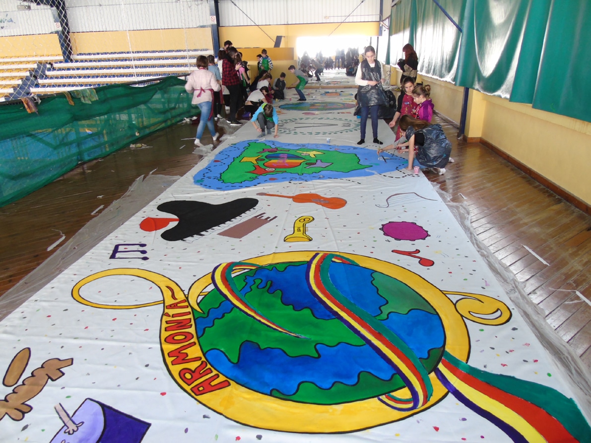 Alumnado Del Colegio Público Victoria, Durante La Confección Del Mural. Foto: Calma