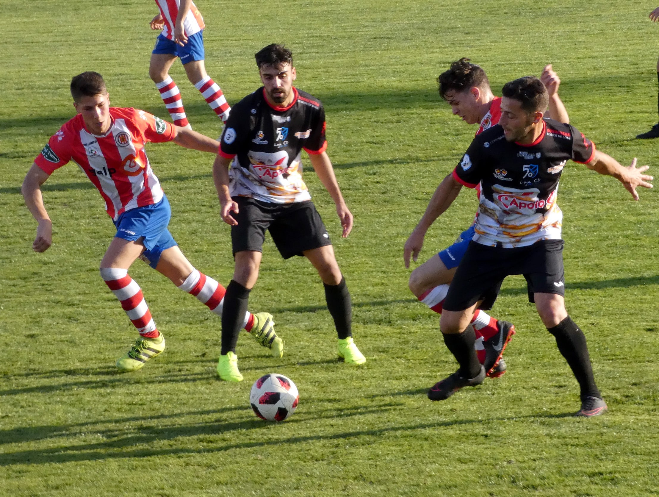 Chico Y Víctor Díaz En Una Acción Con Dos Jugadores Del Torredonjimeno. Foto: P.c.