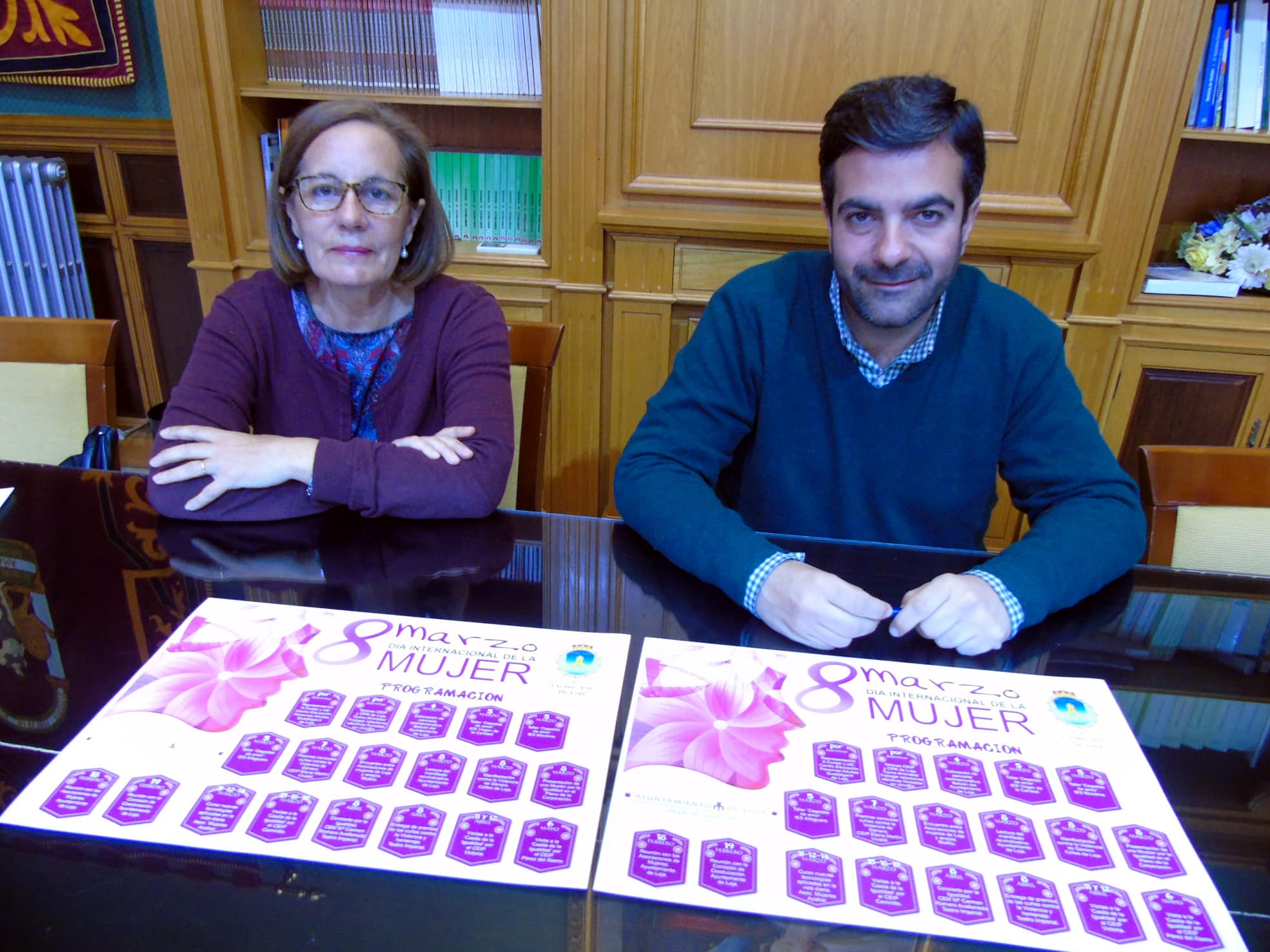 Joaquín Camacho Y Matilde Ortiz Con El Cartel De Las Actividades. Foto: Carlos Molina