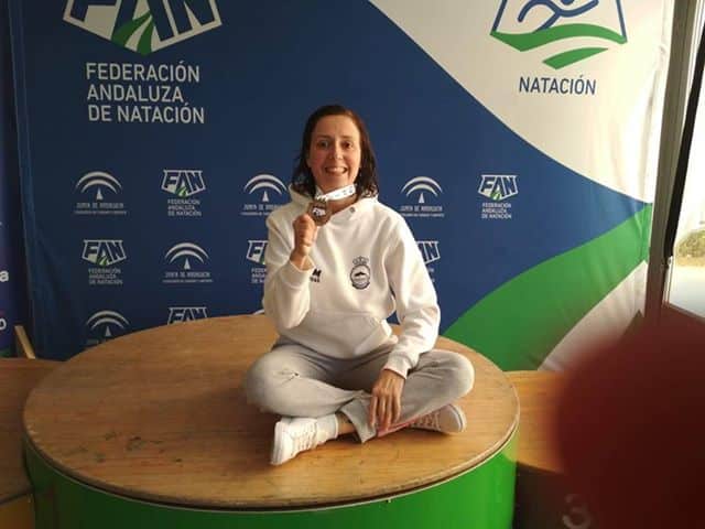 Laura Rodríguez Con La Medalla Obtenida En El Campeonato.