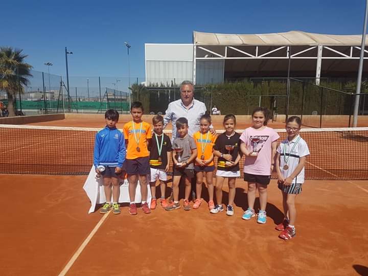 Finalistas Del Torneo Junto Al Delegado Provincial De Tenis, José Antonio Sánchez.